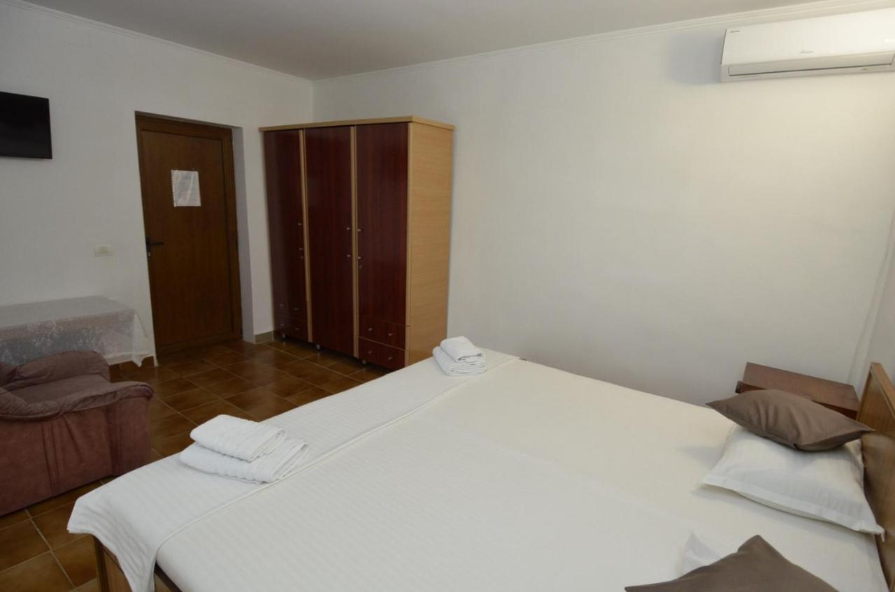 Vila Calypso Apartment คอสติเนช ภายนอก รูปภาพ